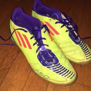 Indoor soccer shoes